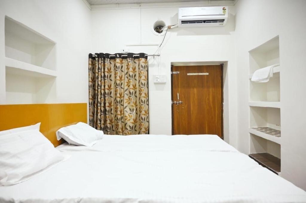 The Hotel Ambassador Inn Варанаси Экстерьер фото